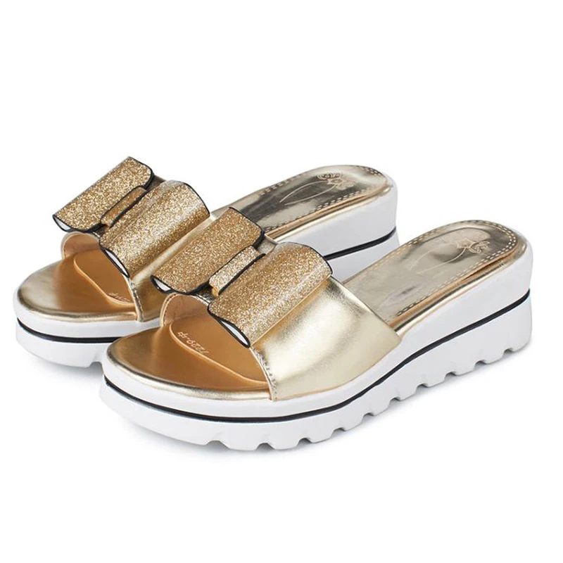 Блестящие шлепанцы с бантом летние пляжные сандалии на танкетке повседневная