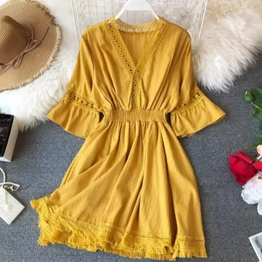 Белое платье миди с оборками и v-образным вырезом летнее кисточками открытая