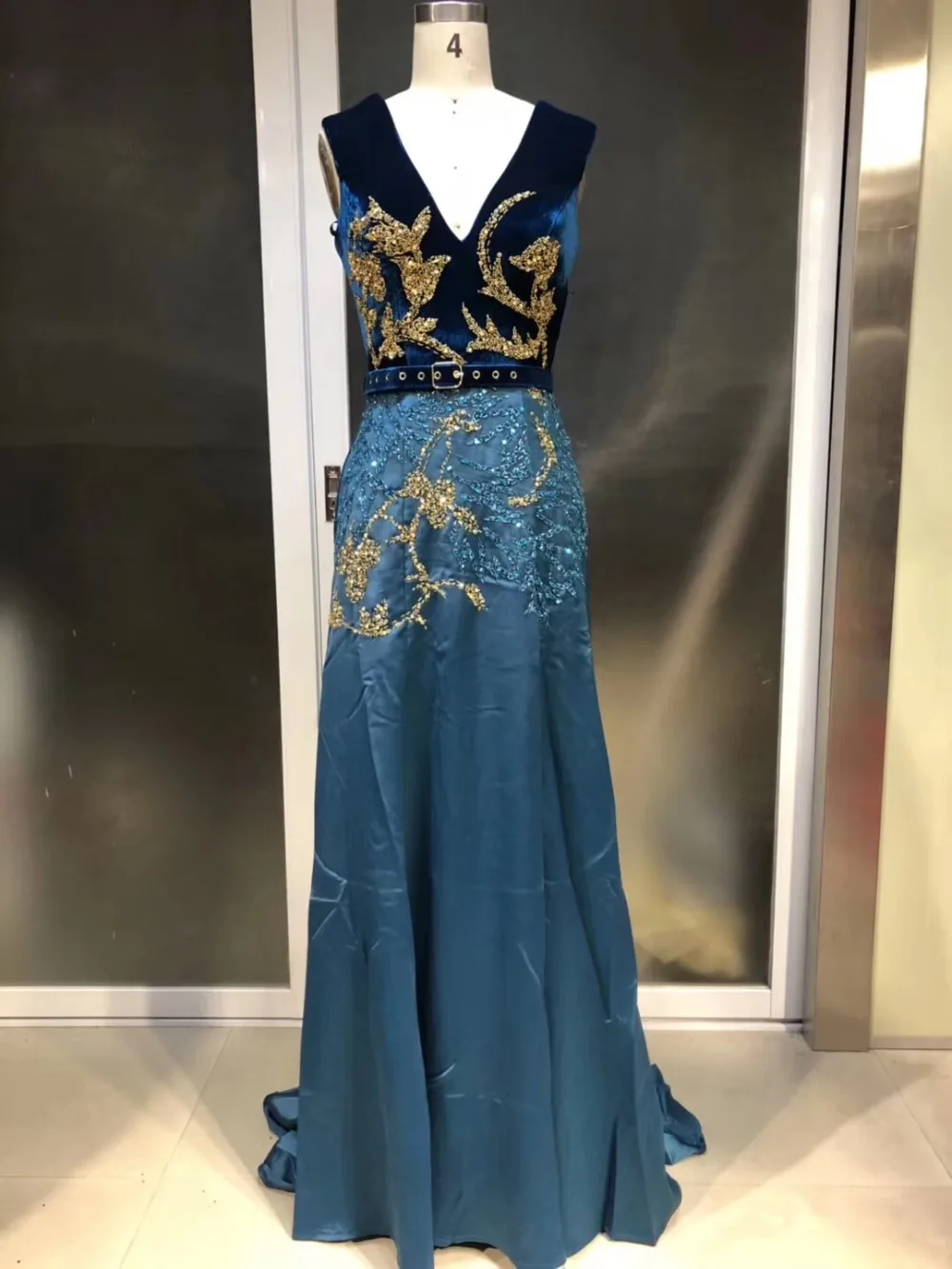CloverBridal новейшее платье с v-образным вырезом и сзади, украшенное бусинами, бордовое бархатное платье для выпускного вечера с поясом, синее атласное платье