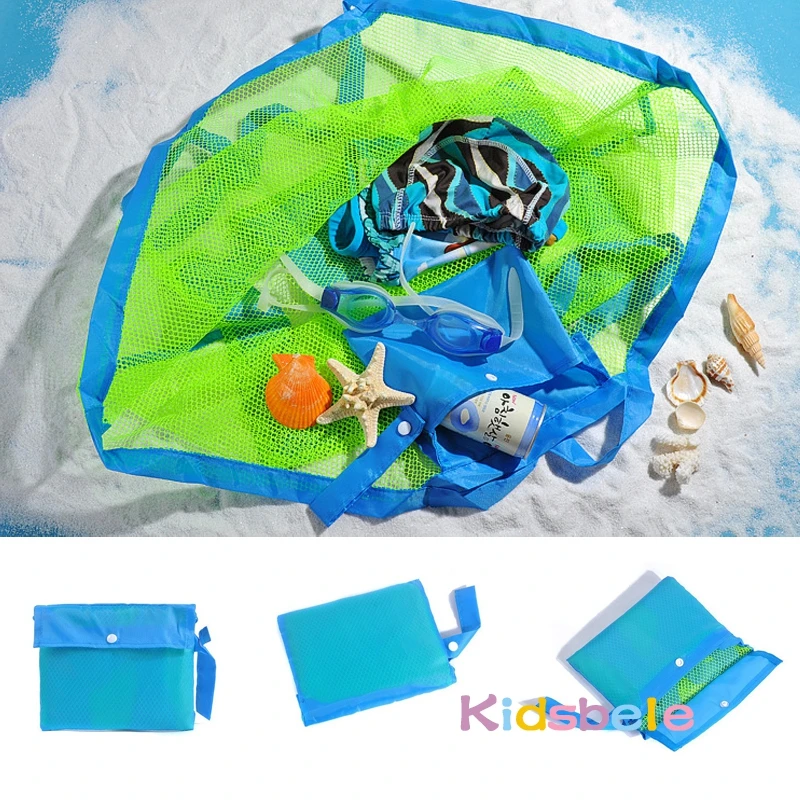 Большая сетчатая пляжная сумка для хранения игрушек хранится вдали от песка и
