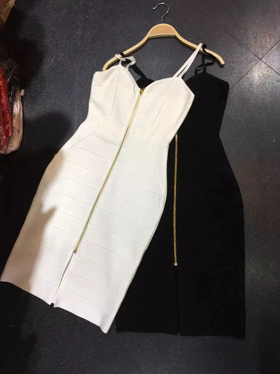 Женское облегающее платье на тонких бретелях бежевое белое Черное мини из 2016