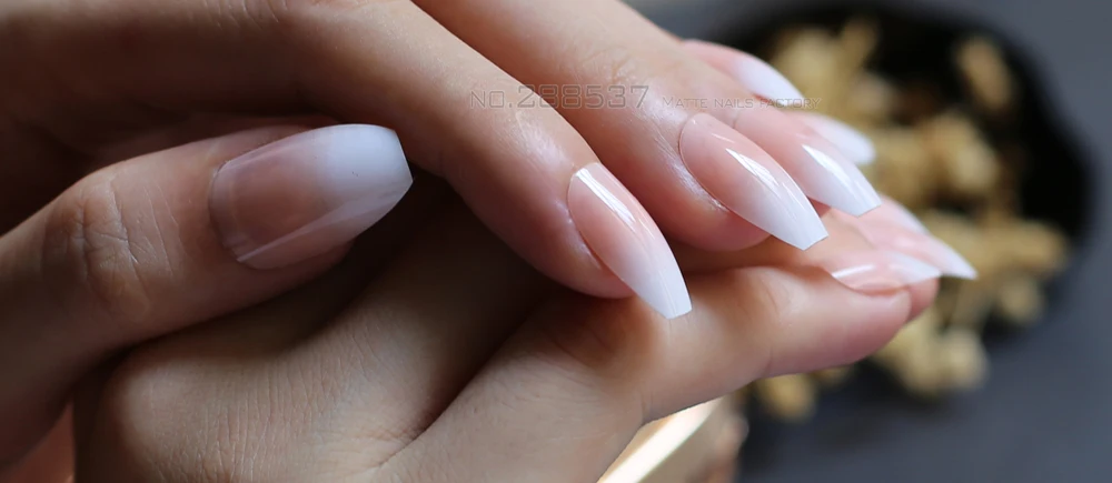 Jelly nude белый градиент гроб поддельные ногти шпилька ногти прекрасный розовый Средний характер накладные ногти Полный конец ногтей продукт 24 шт
