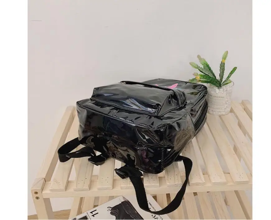 Женский рюкзак с голограммой черный школьный из искусственной кожи принтом