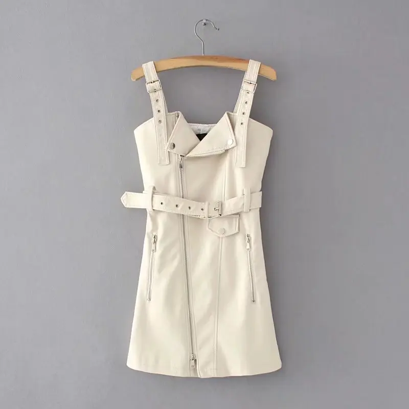 Черное короткое платье сарафан с v-образным вырезом из искусственной кожи