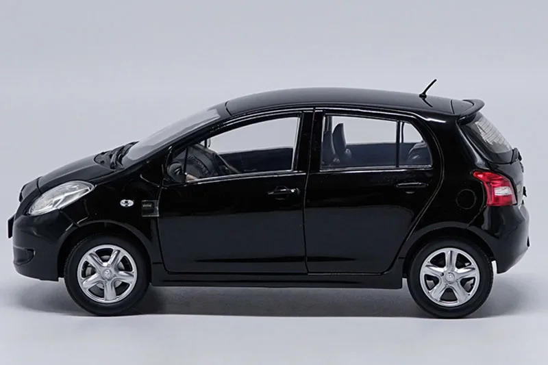 1/18 YARIS литые модели автомобилей из сплава, игрушки из черного металла, коллекционные игрушки для детей, оригинальная коробка