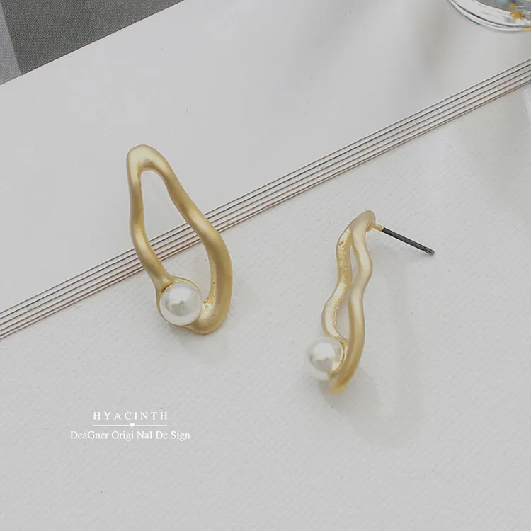 HUANZHI New Design Matte Metal Gold Irregular Twisted Wave Geometric Oval Pearl Stud Earrings for Women Girl Gift | Украшения и