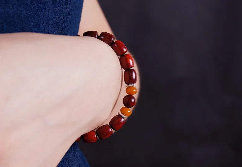 Индия очаговая красного сандалового дерева бусины браслеты 8 * 9 мм ствола бутик