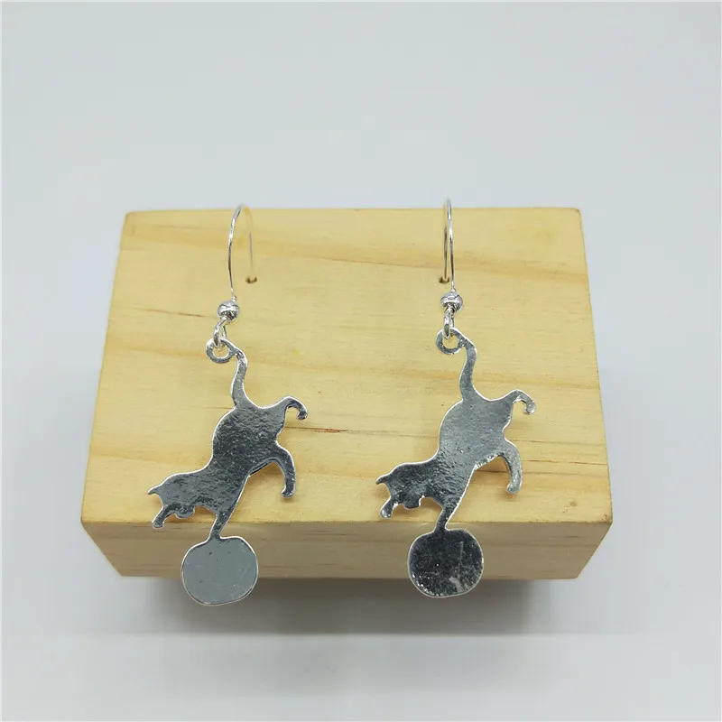Милые серьги с изображением играющего кота для женщин и девушек дизайнерские в