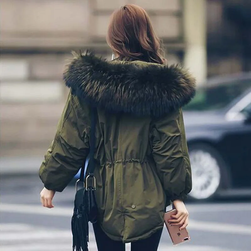 Женская куртка на белом утином пуху теплая Свободная армейского зеленого цвета с