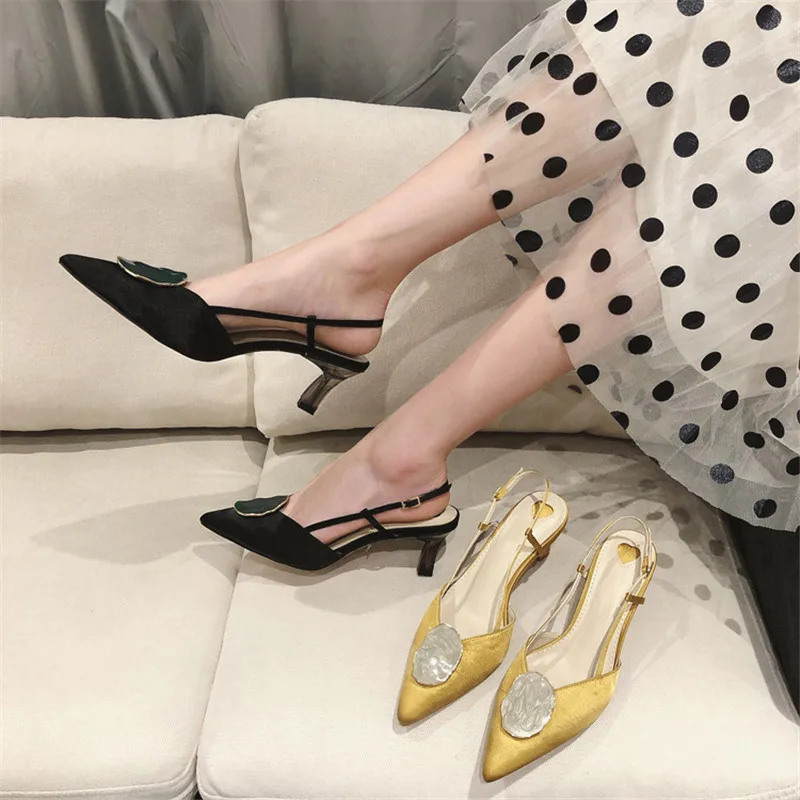 Женские летние сандалии на среднем каблуке с острым носком и ремешком сзади