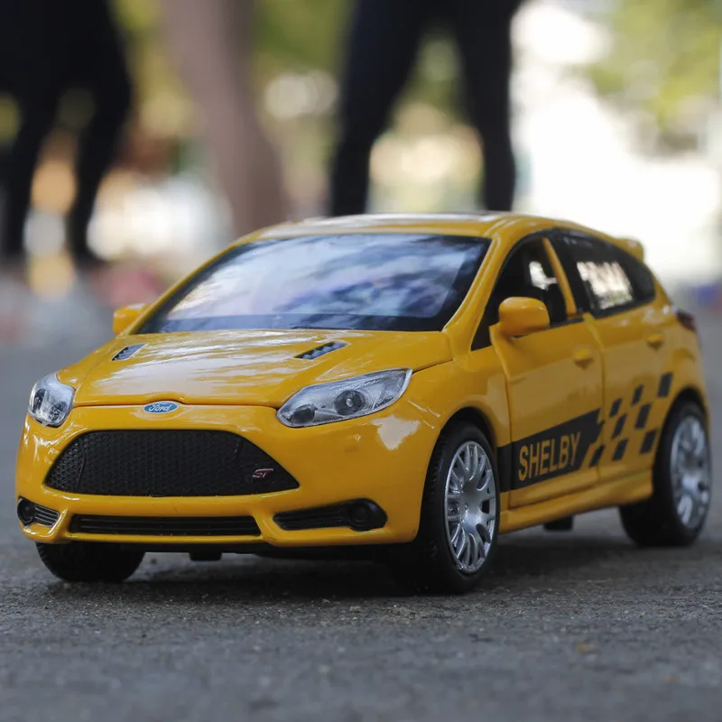 ZXZ 1:32 Бесплатная доставка Ford Focus сплав литье под давлением модель потяните назад