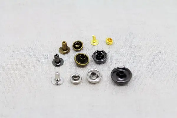 100 компл./Лот много размеров серебряный бронзовый темно черный цвет кожа шипы и