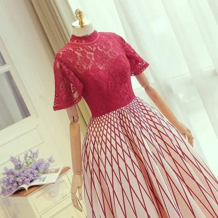 Женское винтажное вечернее платье кружевное до середины икры с высоким вырезом