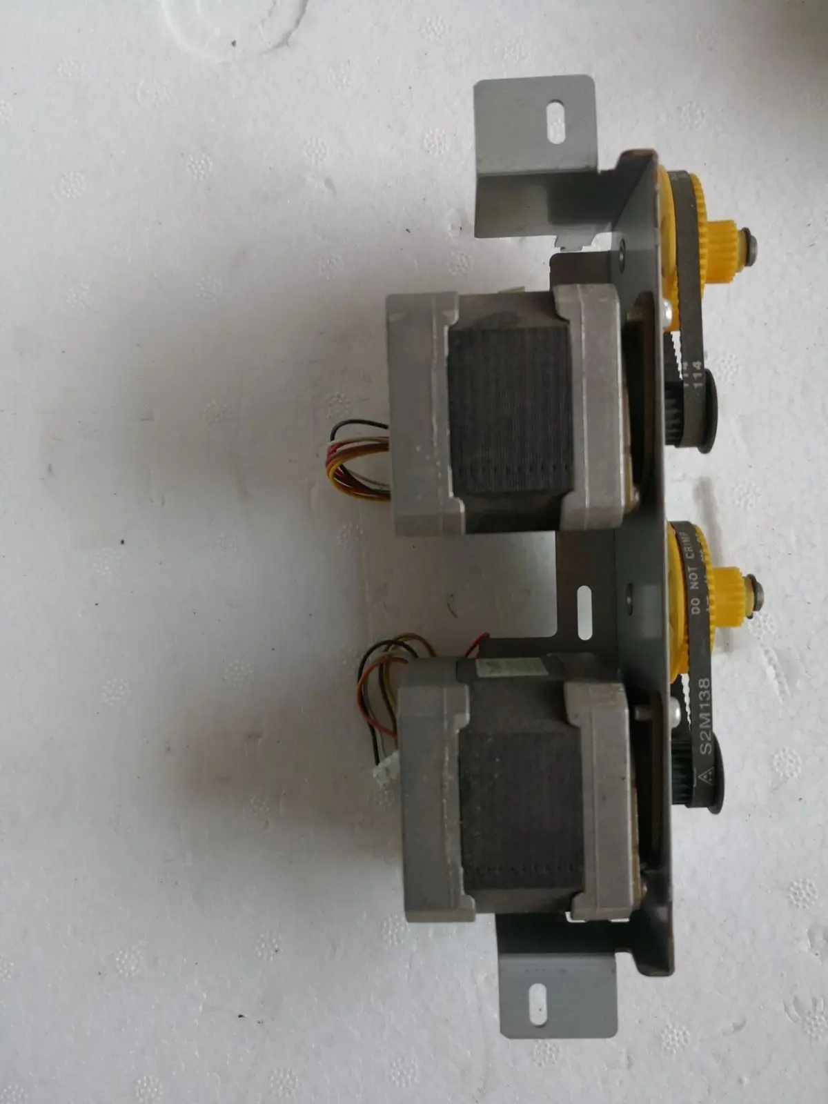 Фото STP-42D253 двигатель 2 6 В 1.2A б/у Обустройство дома STP-42D253 двигатель 2 6 В 1.2A б/у Обустройство дома