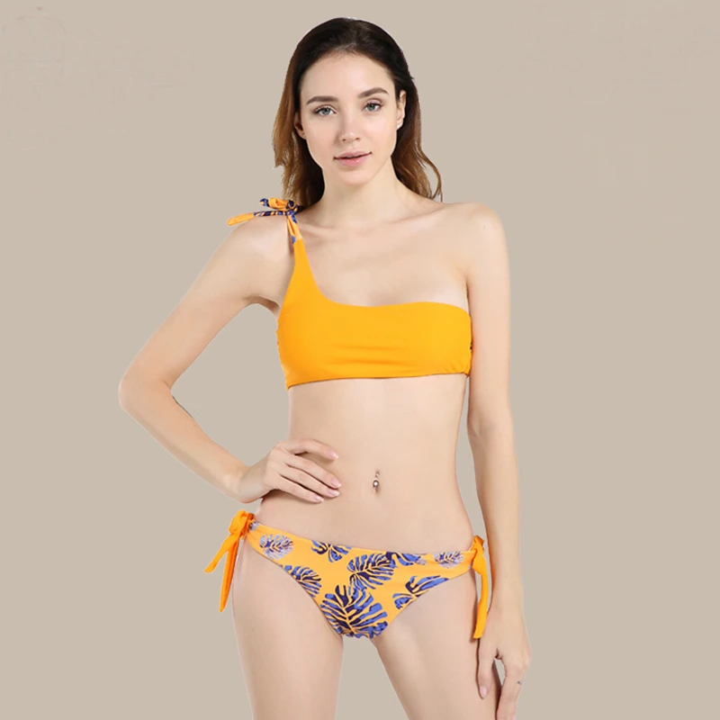 Женский купальный костюм на одно плечо однотонный с подкладкой и низкой талией