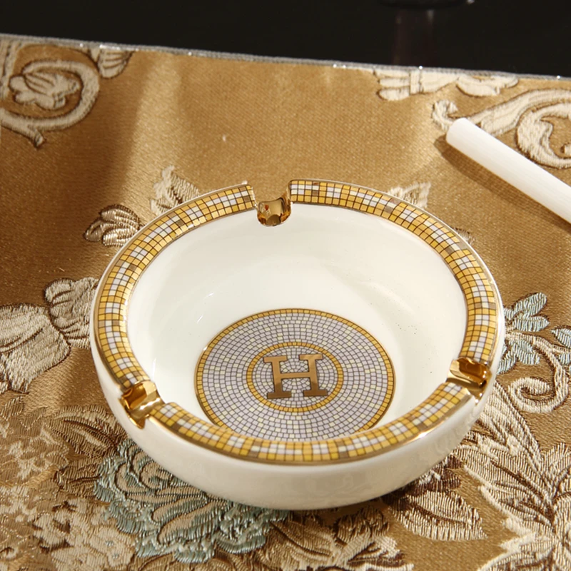 Фарфоровая пепельница ручной работы из костяного фарфора дизайн лошадей круглой