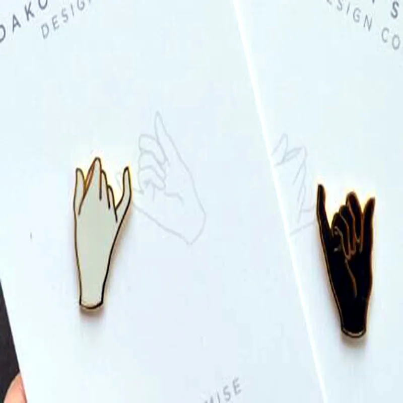 

XEDZ New hot black and white finger brooch promises special meaning creative backpack shirt jewelry couple accessories badge