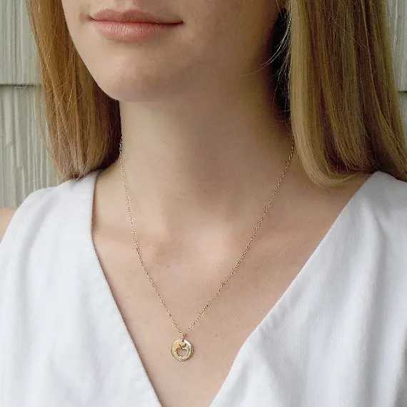 Круглое ожерелье с ажурной монеткой в форме яблока забавная подвеска виде