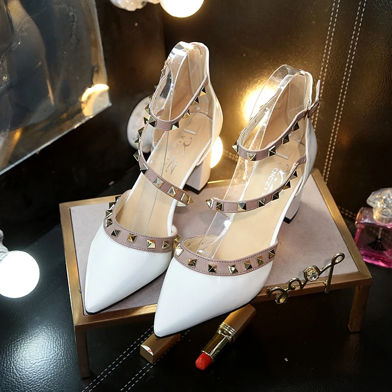 Женские туфли из лакированной кожи высокий каблук заостренный носок заклепки