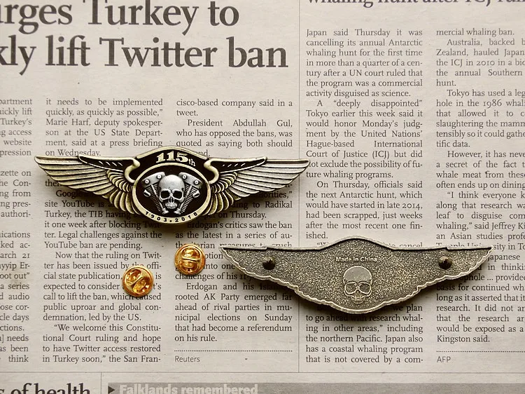 Классический ретро 115th юбилей металлический череп двукрылая брошки для байкеров