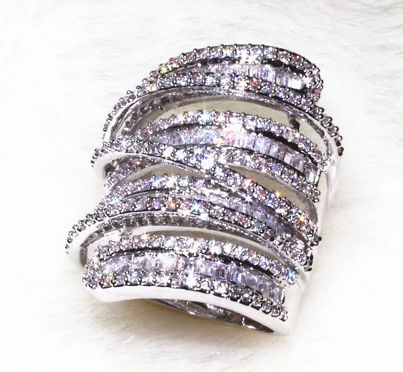 Модное кольцо очень красивое и высококачественное кольцо. Так же как на фото