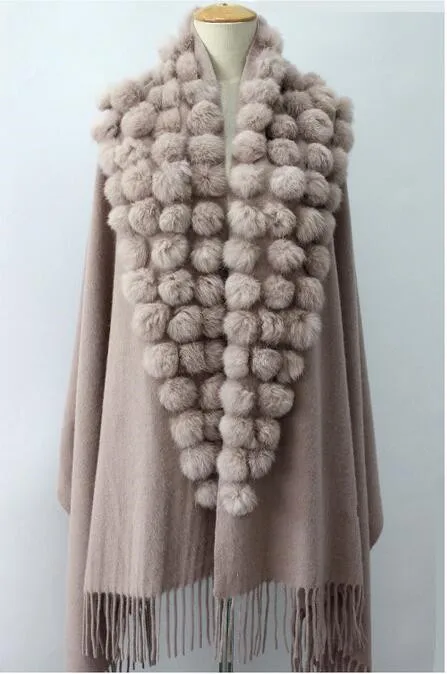 Шаль с меховыми помпонами большая шерстяная утепленная женская накидка на осень
