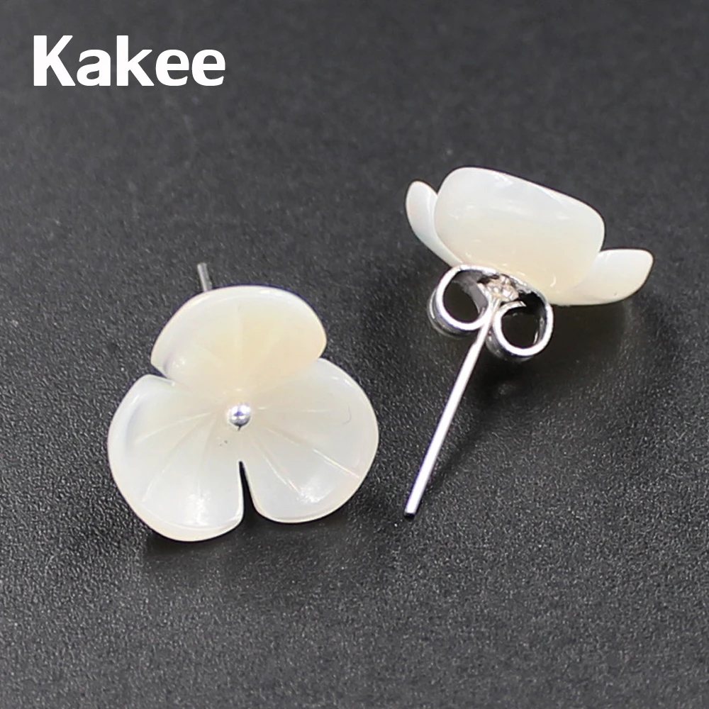 Женские серьги-пусеты Kakee из серебра 925 пробы с натуральным жемчугом и цветком |