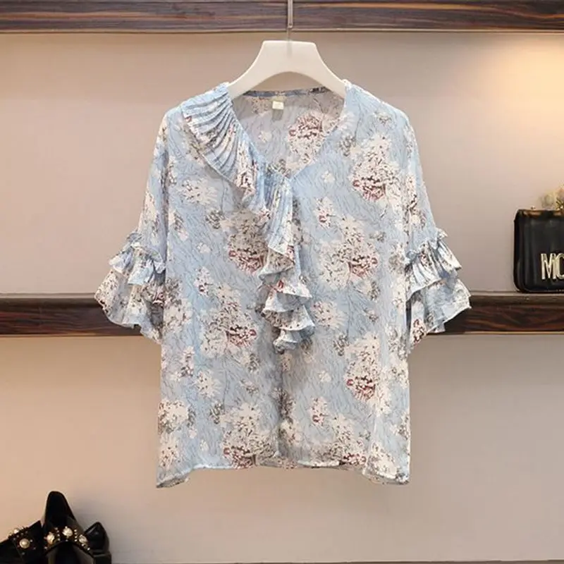 Летняя шифоновая рубашка с v образным вырезом оборками и цветочным рисунком