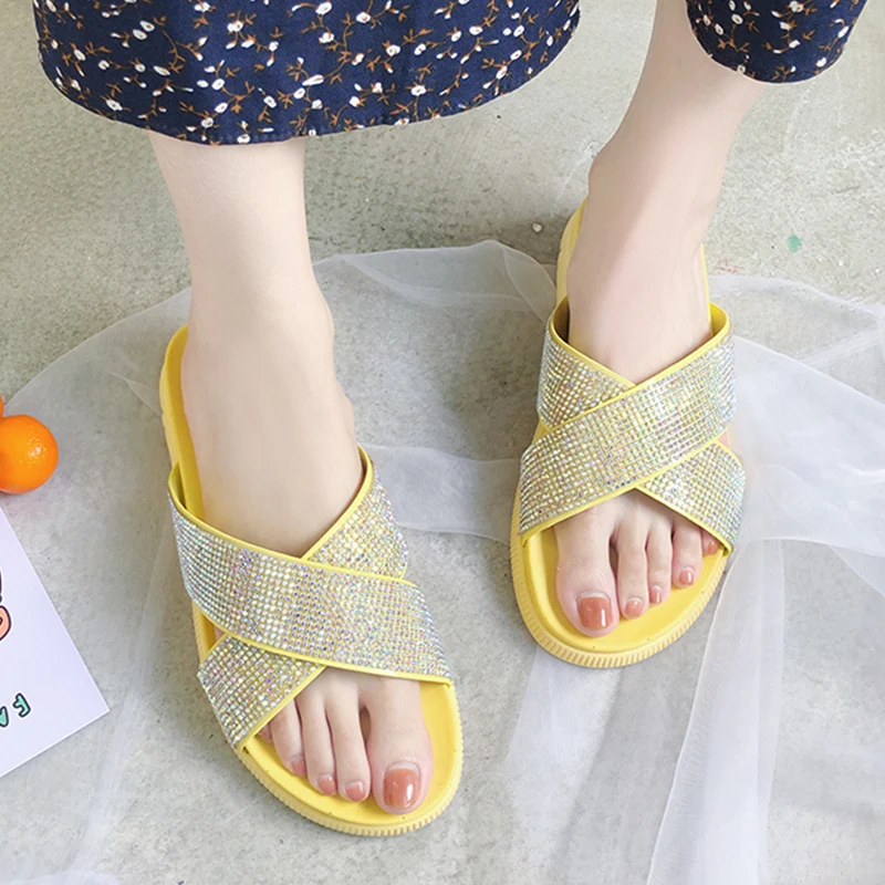 Женские шлепанцы на плоской подошве украшенные стразами новинка 2019|Тапочки| |