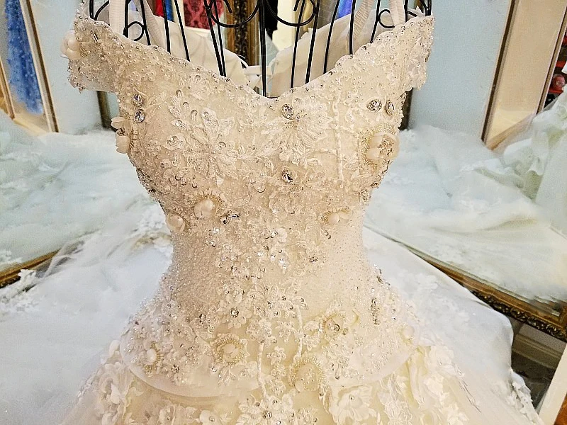 LS55585 свадебное платье кружевные цветыRhinestone свадебное платье зашнуровать назад возлюбленной бальное платье роскошное хрустальное свадебное платье длинный поезд реальные фотографии