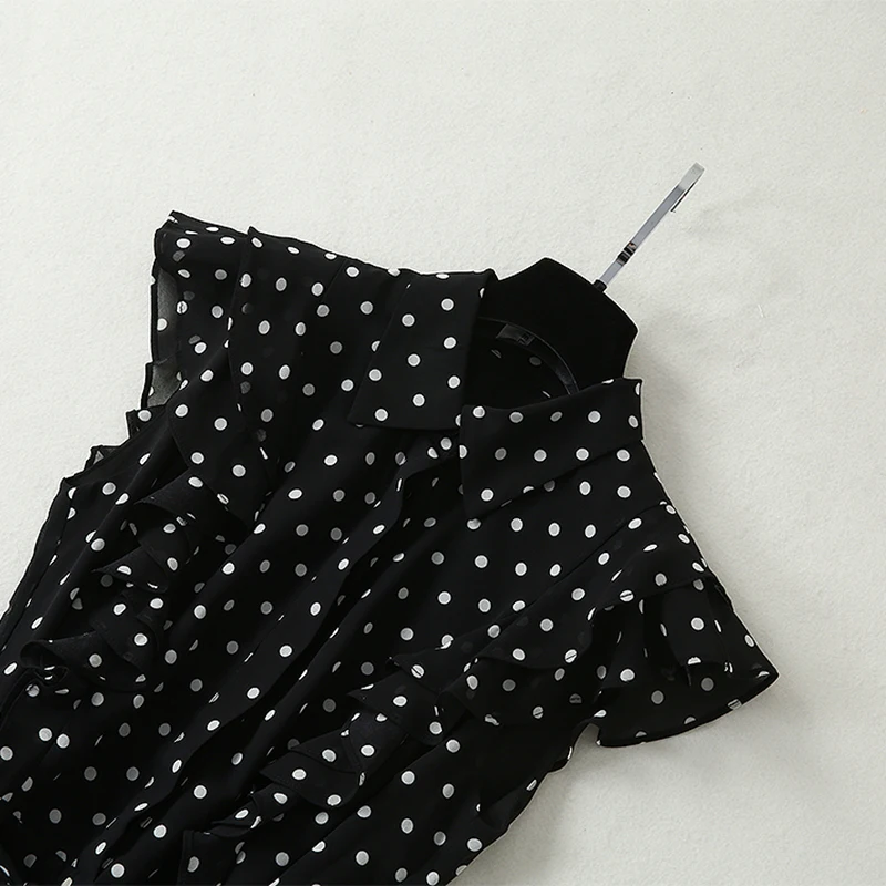 Женское подиумное платье до середины икры с рукавом-бабочкой и принтом в горошек