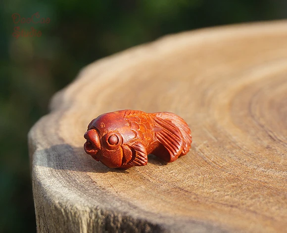 Натуральный Красный сандаловое дерево резная Золотая рыбка кулон Маленькие