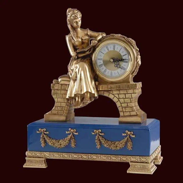 Элегантная Дама Сидит на Каменной Скамье Декоративный Синий Латуни и Мраморные