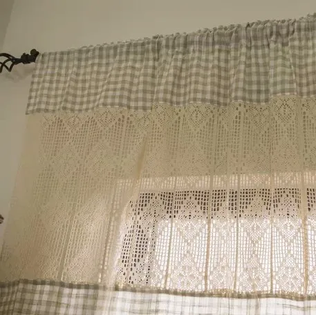 Маленькие клетчатые занавески в средиземноморском стиле для гостиной с