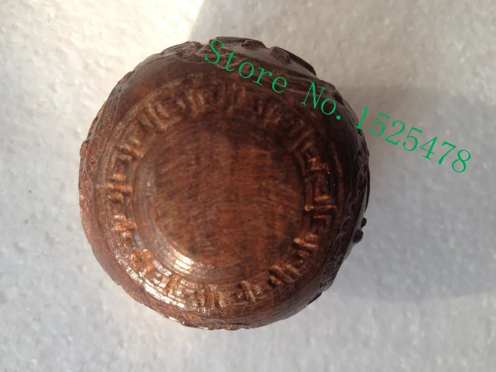 

A pair of red cedar wood carving has Chinese auspicious Finger health ball