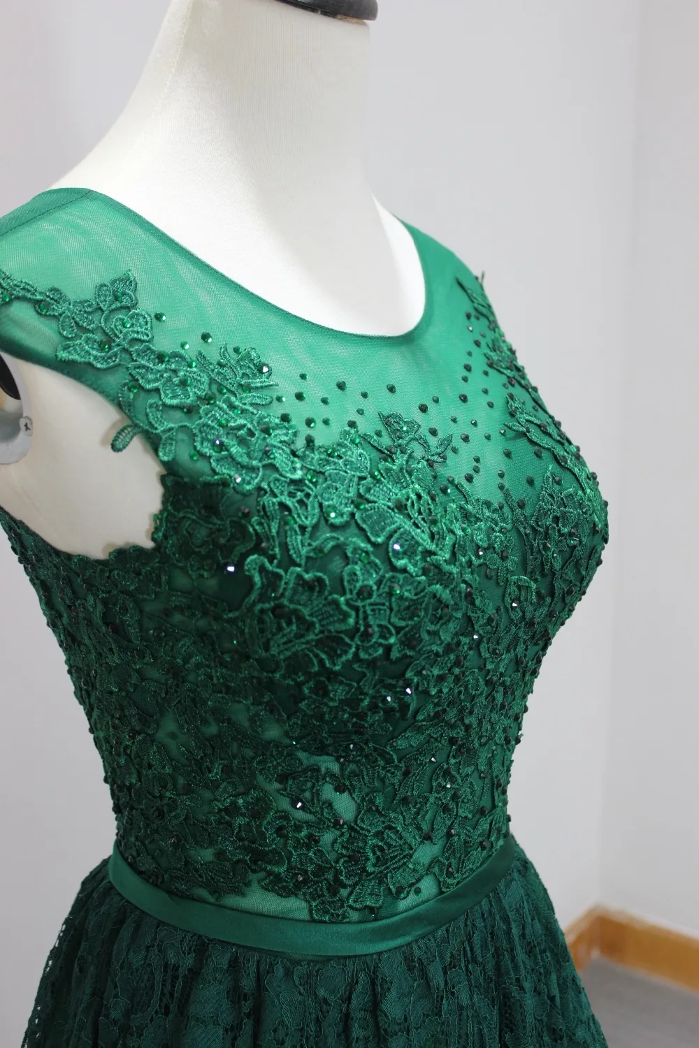 

Exquisite Beading Cap Sleeve Evening Dress Scoop Appliques Zipper Back Vestidos De Festa Sleeveless Lace Sash A-Line Party Dress