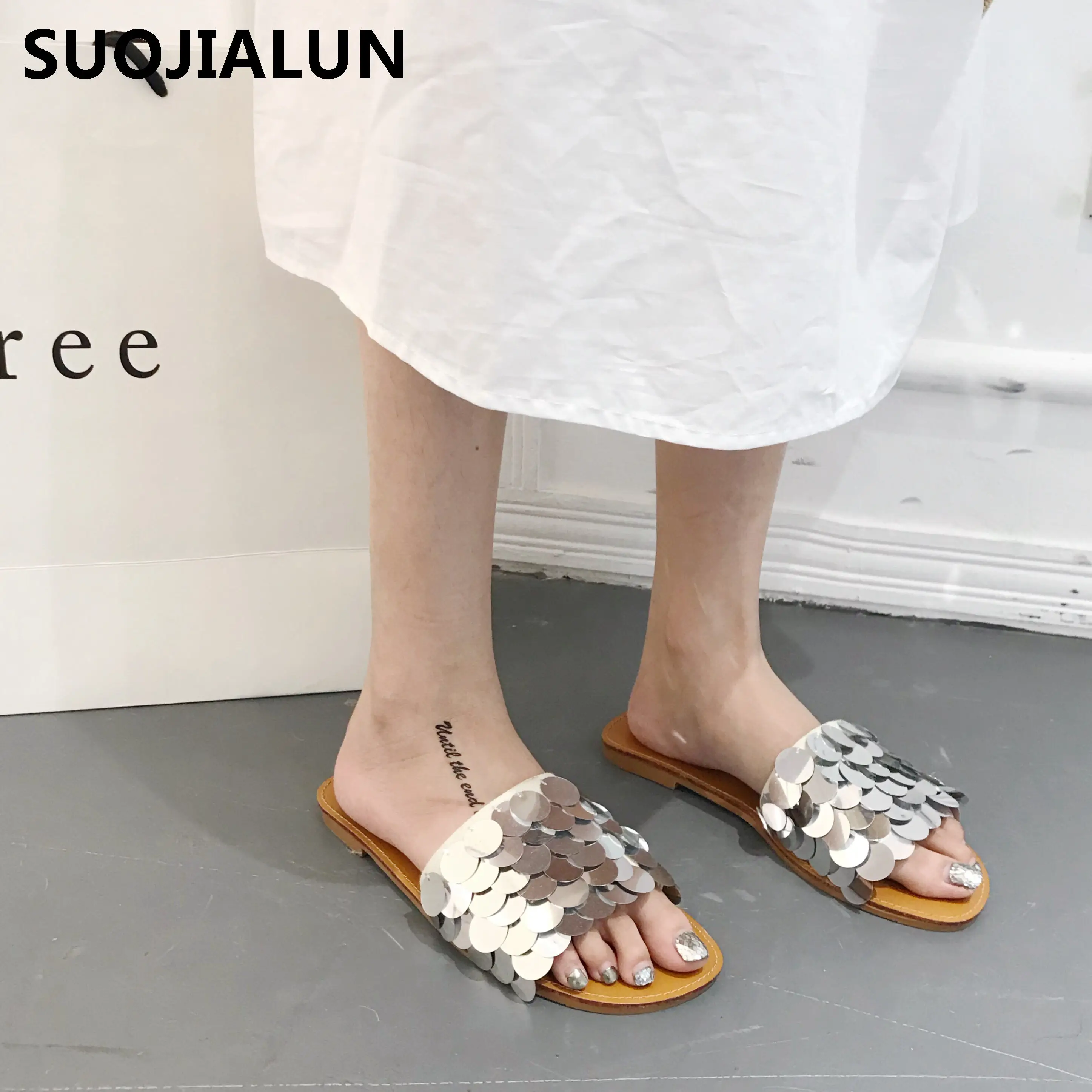 SUOJIALUN/2019 женские шлепанцы на плоской подошве блестящие с блестками летние