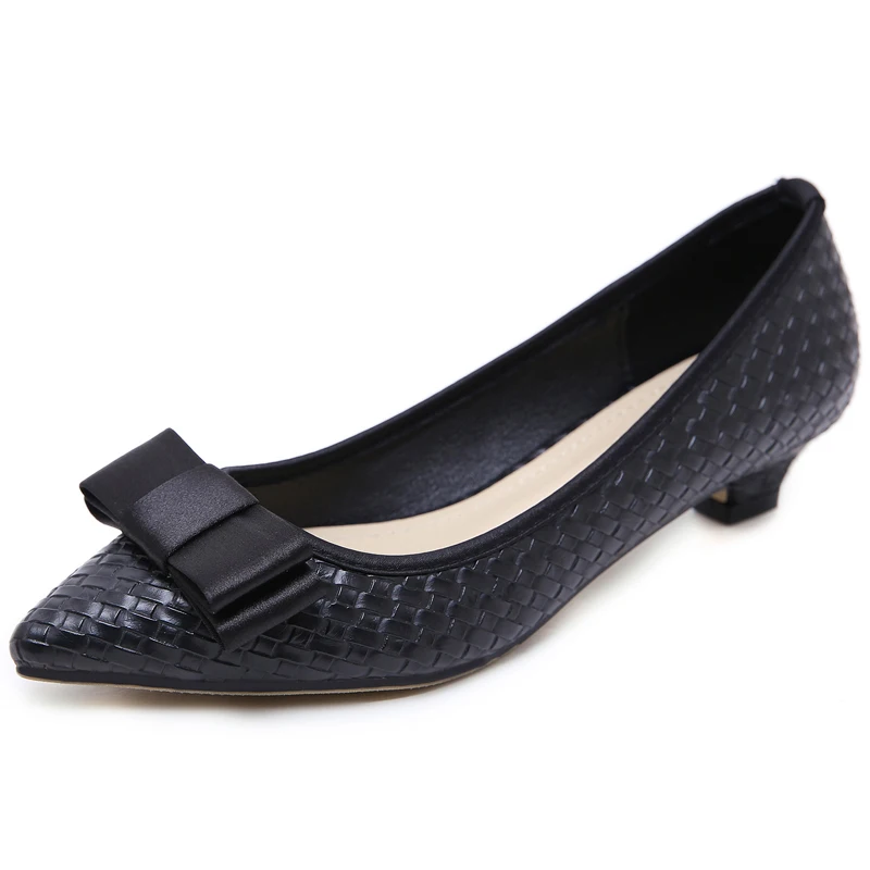 Женские туфли лодочки на низком тонком каблуке с острым носком без шнуровки