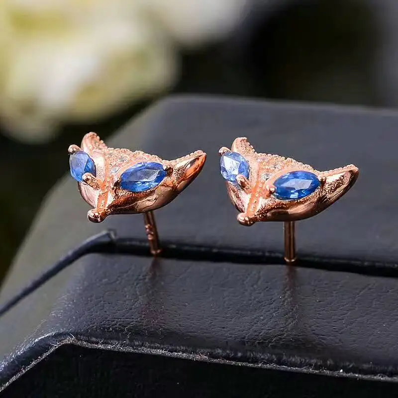 Модные серебряные серьги гвоздики в виде натурального сапфира с огранкой