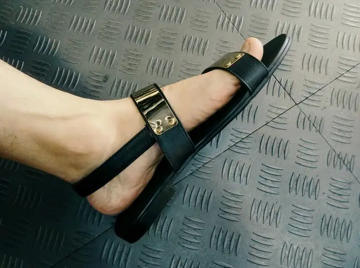 

Men Gold Metal Open Toe Flat Sandals 2018 Rome Summer Shoes Buckle Strap Fashion Balck Sandals Soft Leather Shoes
