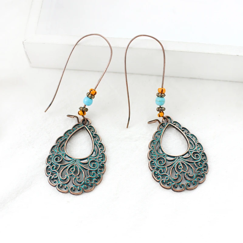 Элегантные серьги в форме капель с резными узорами стиле ретро виде