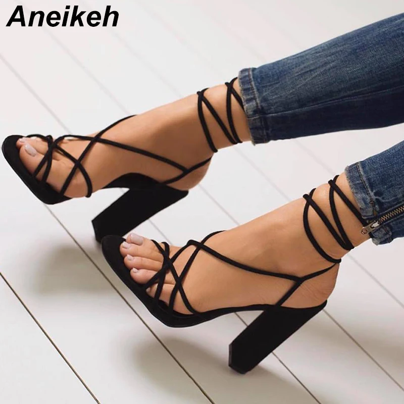Aneikeh/ г.; классические женские босоножки из флока с тонким ремешком; пикантные женские туфли-гладиаторы на высоком квадратном каблуке с открытым носком; Цвет Черный; Размеры 35-40