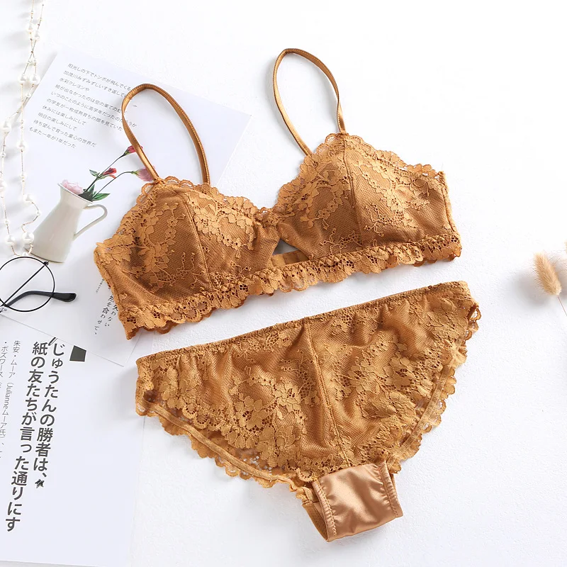 Комплект женского кружевного нижнего белья с бюстгальтером на