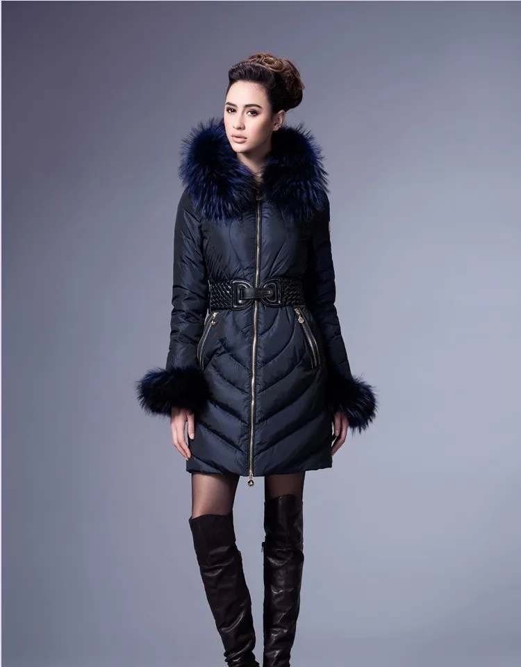 Женский пуховик средней длины с меховым воротником из лисьего меха | Женская