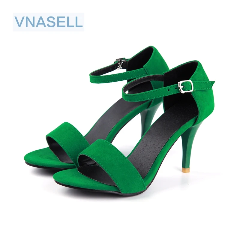 Летние модельные босоножки на среднем каблуке с открытым носком и пряжкой