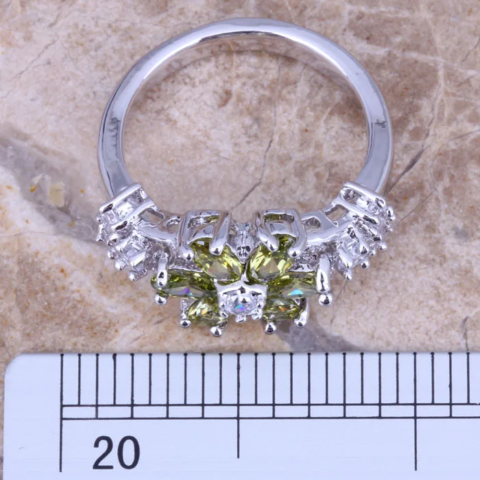 Эксклюзивное кольцо с белым цирконием и зеленым Перидотом посеребренное печатью