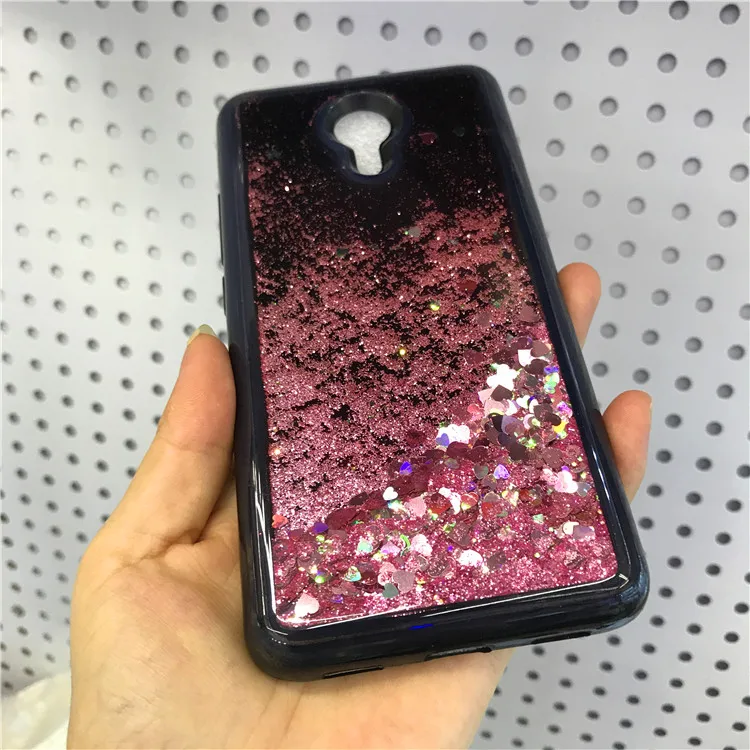 Течет с заячьими ушками жидкий песок блестящими звездочками черные