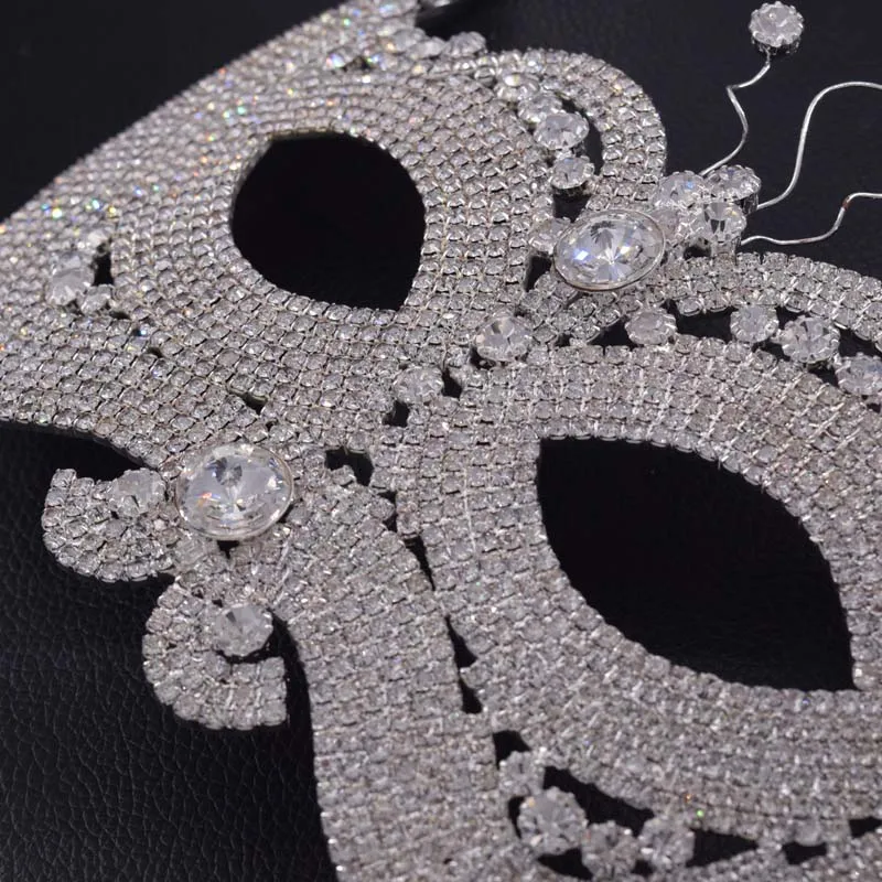 

Luxury women Ball Masks Masquerade crystal Rhinestone strass Mask Hand Held silver metal Eye Mask Party Supplies Christmas