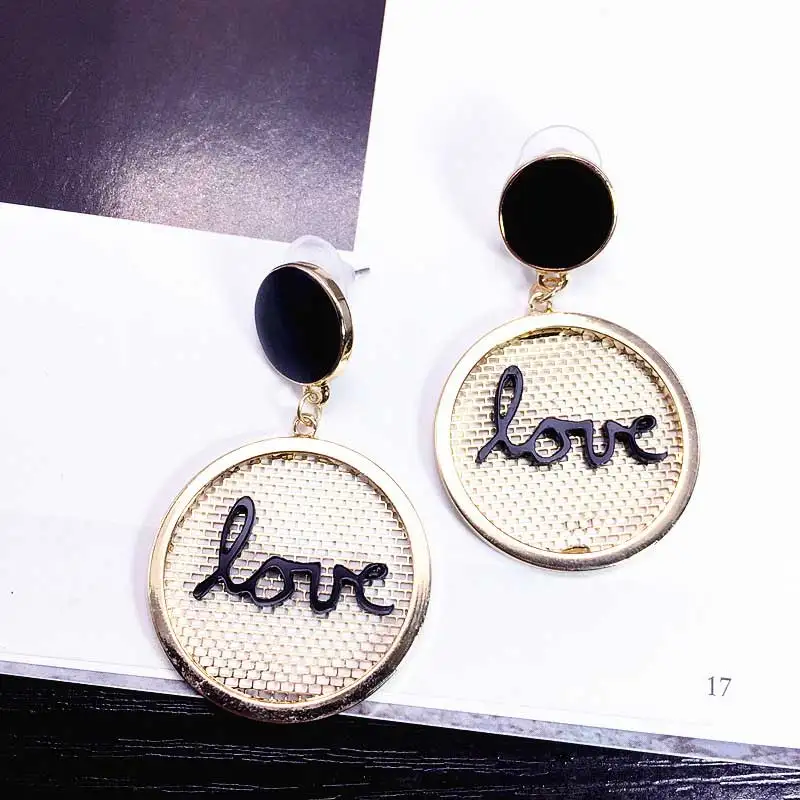 Модные популярные серьги с надписью love круглые полым кулоном темпераментные