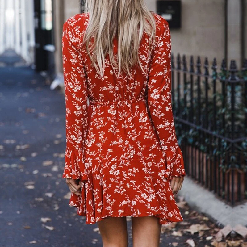 Женское короткое пляжное платье с глубоким v образным вырезом и поясом в богемном